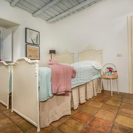 Linera 10, Emma